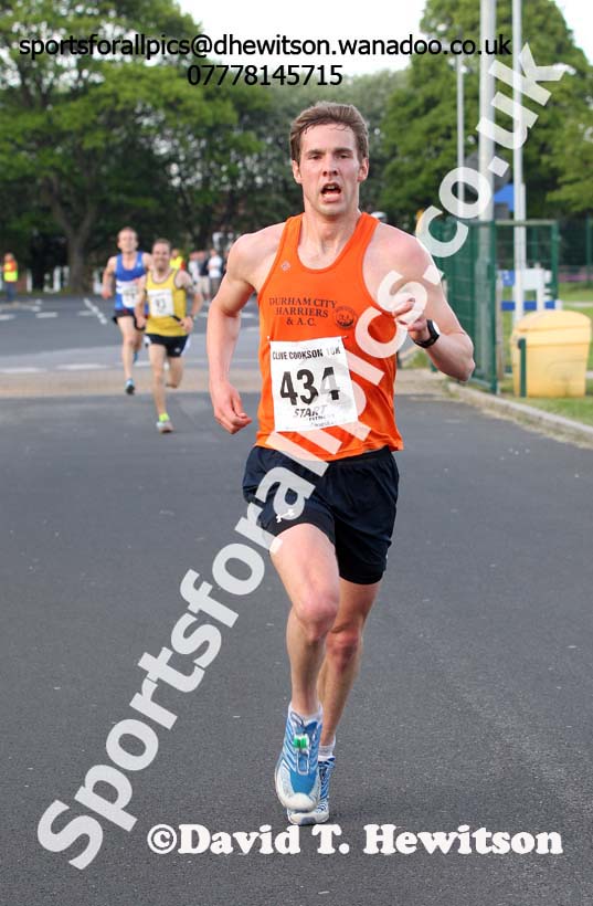 Dan Jenkin (Durham City) wins the Clive Cookson 10k. Photo: David T. Hewitson/Sports for All Pics